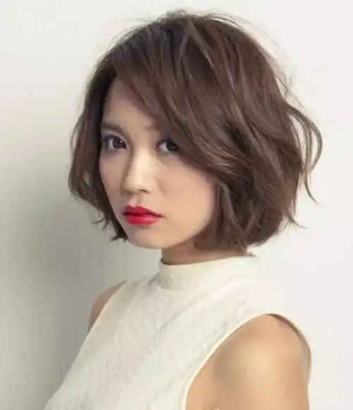 烫过的短发更有浪漫可爱的感觉,这款发型适合所有的圆脸妹子,包括婴儿