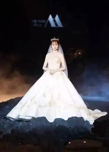 沈梦辰身着婚纱惊艳亮相"辰谜"高定发布秀