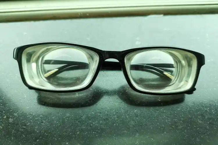 3000度超高度近视还能摘掉眼镜吗?