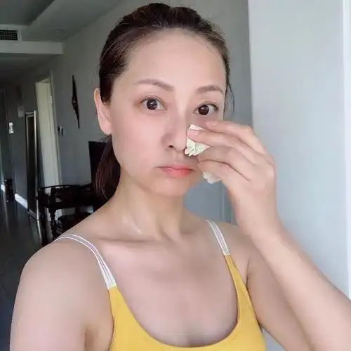 张卫健46岁妻子张茜素颜近照曝光!逆龄生长宛如少女,安心做富太