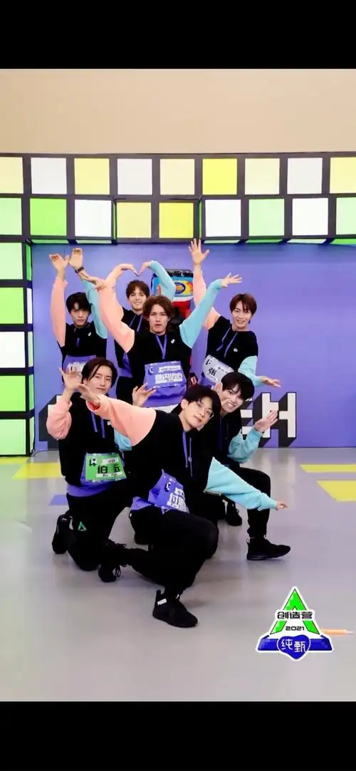 快乐就像广场摆pose大合照  开心就完事儿了!