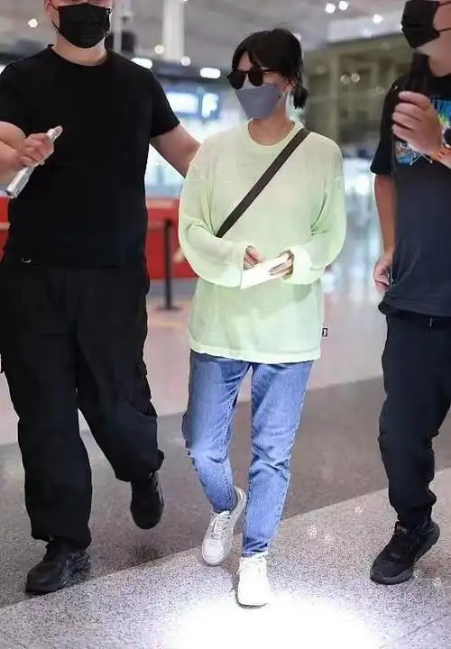 孙燕姿被大批粉丝追捧,素颜皮肤黝黑脸还肿,打扮清新却暴露年龄