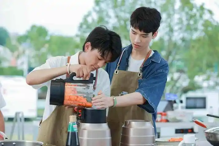 黄晓明领衔,王俊凯成店长,与流量小花组cp_杨紫_网友_新店