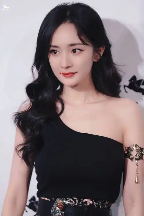 杨幂跟谁结婚了(杨幂疑似新恋情曝光,与帅哥同回小区被拍,男方模样