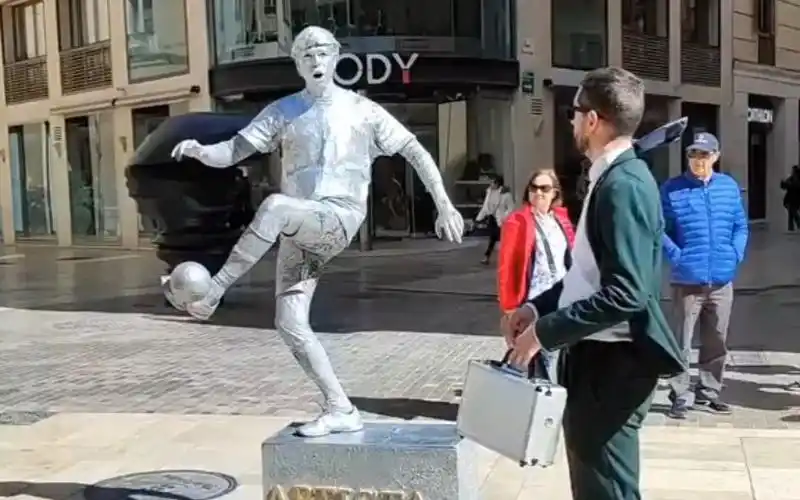 " 街头行为艺术之时空静止 "