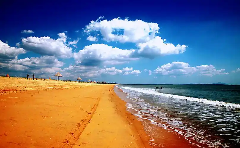 蓝天白云碧海金沙滩出行纪实拍于威海南海经济技术开发区