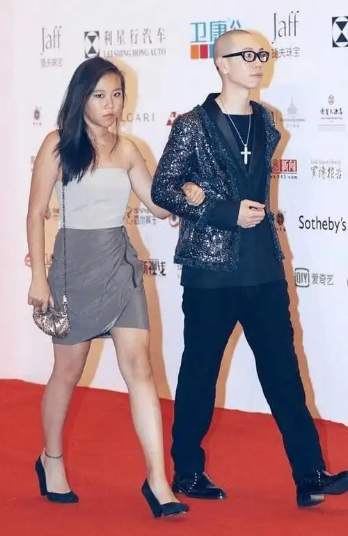 窦靖童换新发型后整容时变漂亮气质碾压王菲而且时尚感很强