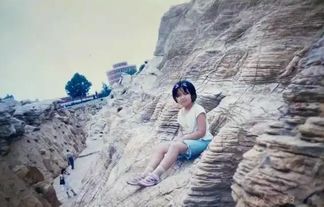 上世纪九十年代,彩色照相机普及到普通家庭,普通人实现了拍照自由.