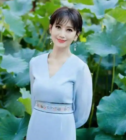 赵雅芝爆出荷塘照!