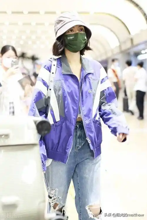 街拍:刘惜君紫色运动外套 破洞牛仔裤 渔夫帽随性率性_北京_机场