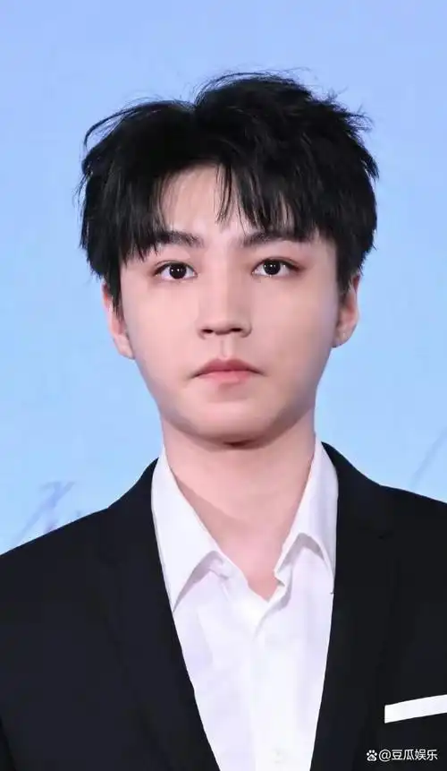 看到"真实镜头"下王俊凯生图照片后,网友直言:太丑了!