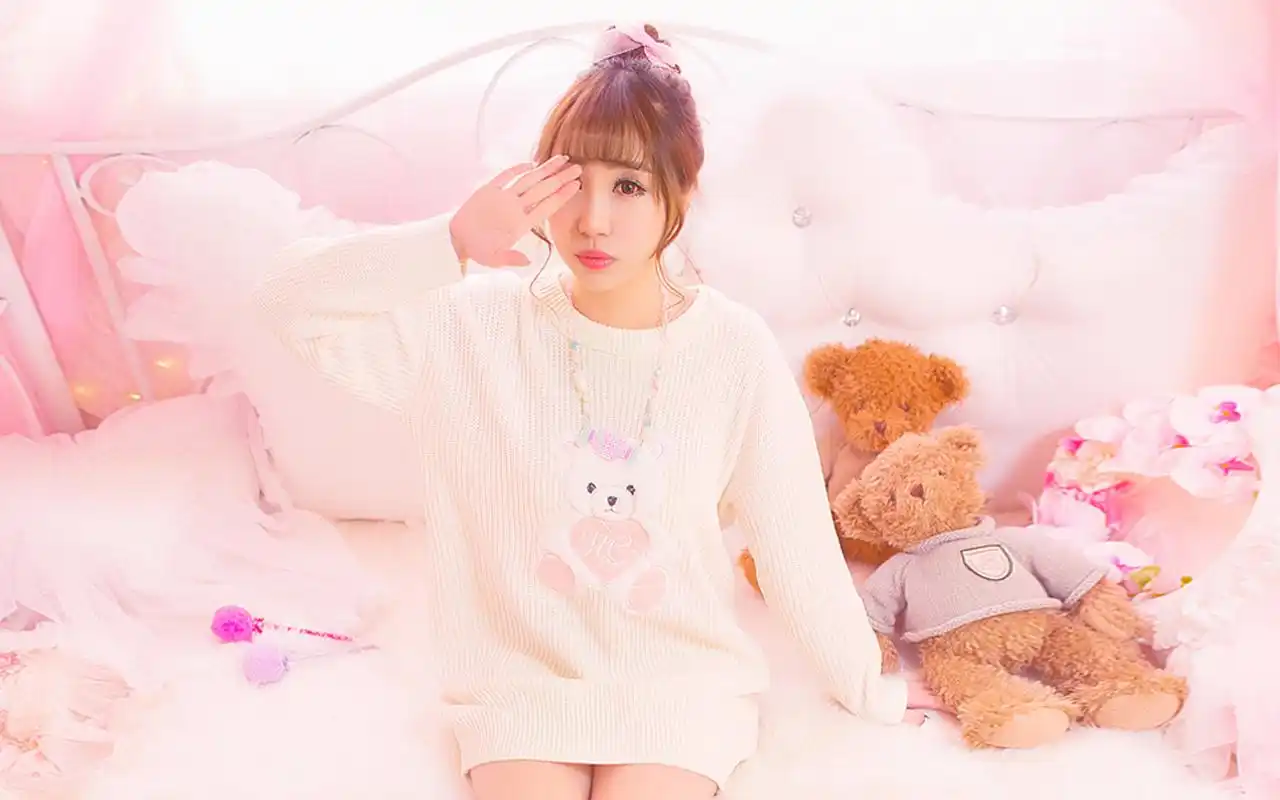 粉嫩女孩室内甜美家居图片桌面壁纸,粉嫩少女心的清纯美女,室内居家服