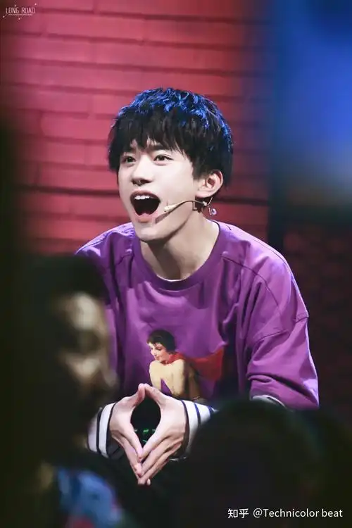 求易烊千玺笑得很开心的图片