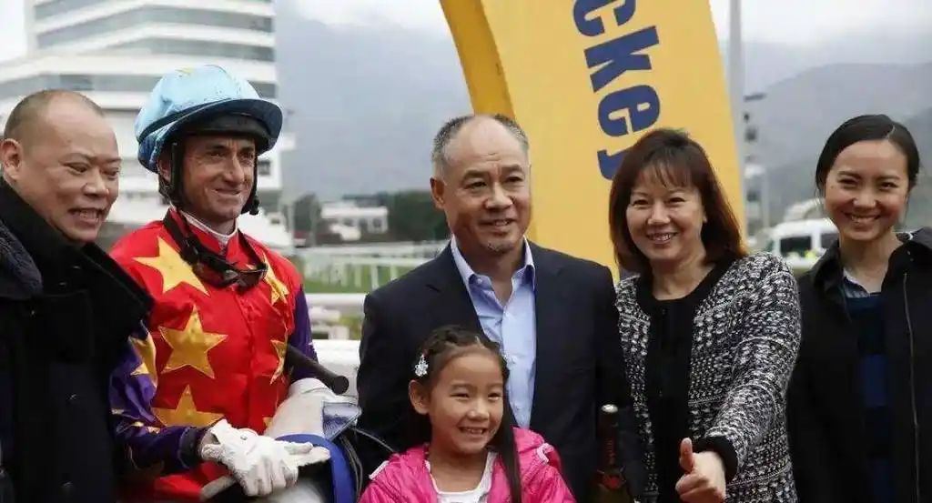 李宁和62岁的妻子同框,一个饱经沧桑,一个笑颜如花,宛如两代人_陈永妍