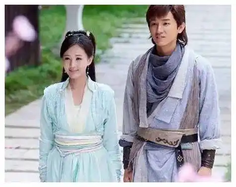 李一桐这一版本的黄蓉,不仅没有大红大紫,连大男主郭靖的扮演者杨旭文