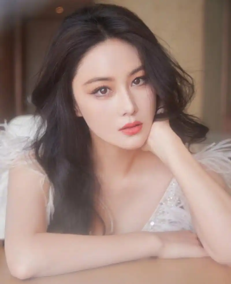 张馨予活动造型一套比一套好看,流苏亮片礼服仙气十足还很淑女,她连续