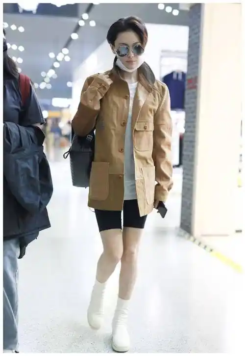 原创张馨予好会穿黑色连身装拉链半开身材高挑白皙双腿太抢镜