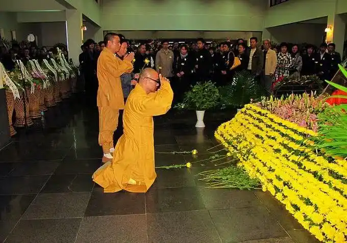 著名主持人去世仅37岁,葬礼上千人送行,撒贝宁悲痛悼念