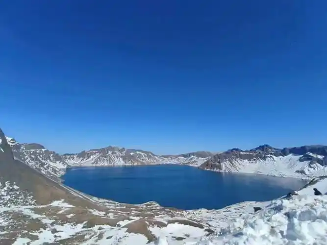 长白山天池的旅游设施完善,为游客提供了便利的旅游服务.
