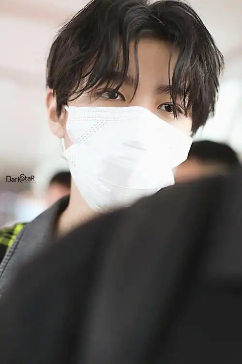 王俊凯中分,王俊凯机场~绿色格纹衬衫,新look好好看