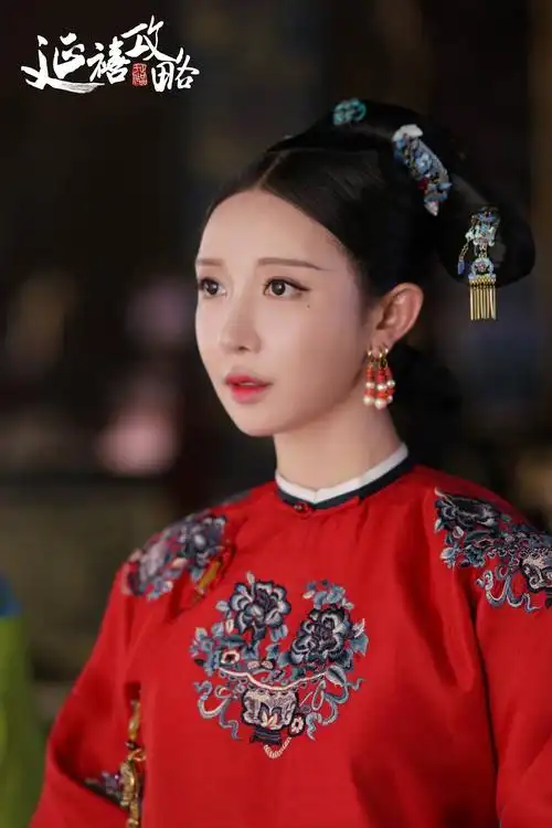 嘉嫔扮演者("嘉嫔"潘时七回应"变脸传闻",关于吴谨言她这么评价丨专访