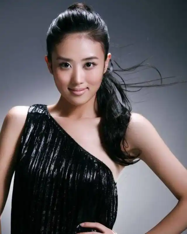 朱妍是05年超级女声全国第十名,现在的朱妍已经结了婚,当了妈妈,也