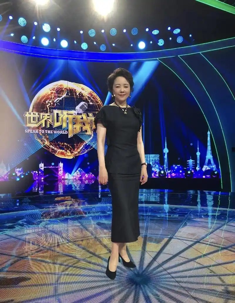 原创张瑜活成了50后的骄傲,一袭黑色裹身连衣裙端庄稳重,气质感满分