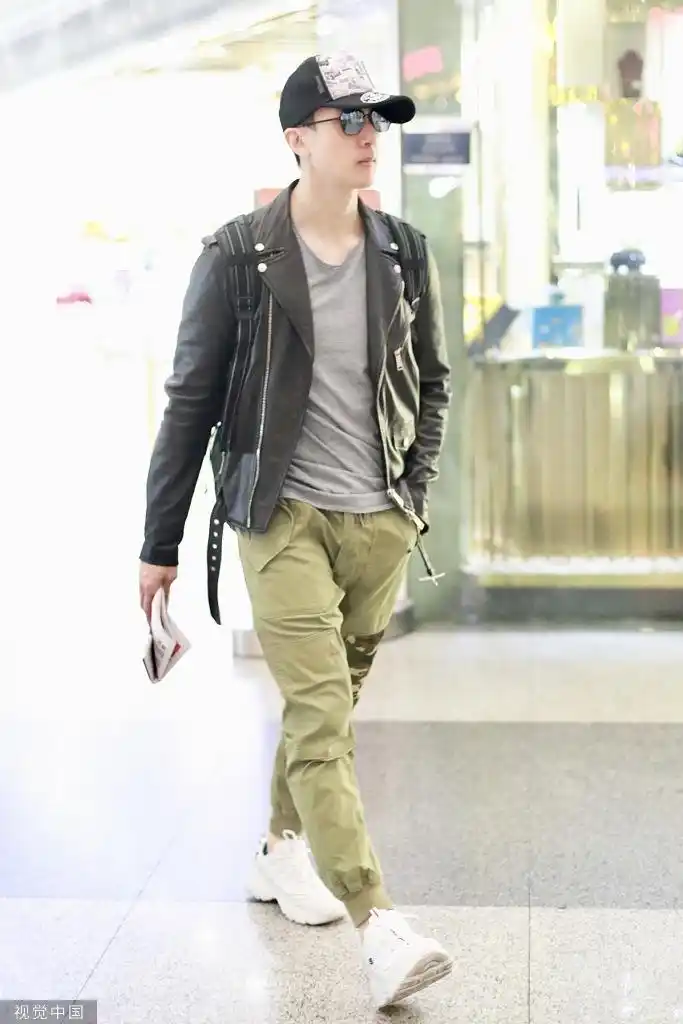 组图:吴尊背双肩包斜戴鸭舌帽青春感爆棚 架黑超赶路潮范十足
