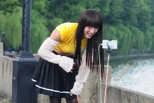 男子西湖边穿女装直播引围观 搔首弄姿辣眼睛