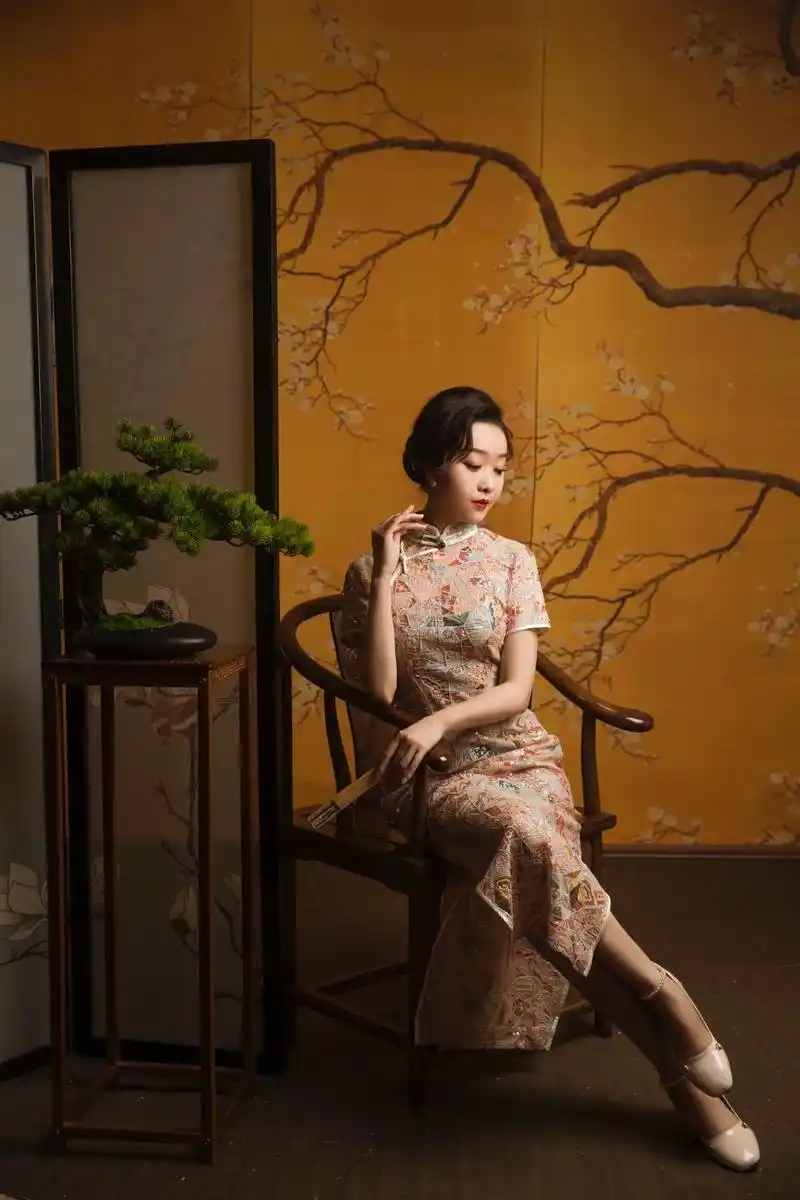 婚礼时订的罗三裁旗袍,几乎没有场合再适合穿,婚礼照片它出现的 - 抖