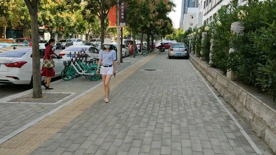 难得的周末,赤脚出门,很惬意