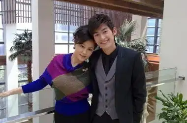 尽管在离开的前一天夜里,他抱着雨荨,两人泣不成声.