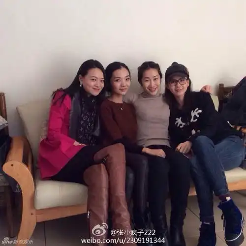 曝刘诗诗与同学相聚旧照 气质出众最年轻