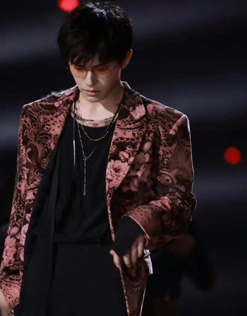 易烊千玺立麦眼镜杀,易烊千玺戴眼镜的样子简直不要太帅,这边建议把这