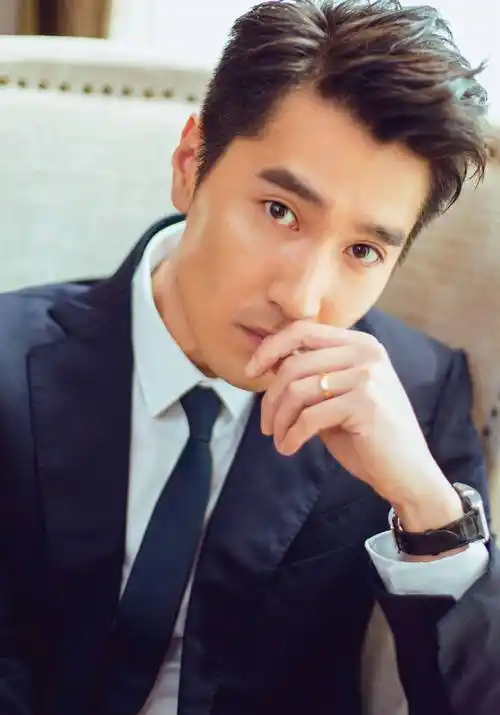 无论怎么说,赵又廷还是非常帅气的,毕竟五官的底子摆在那里,即使是