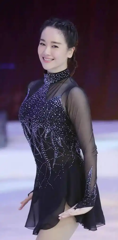 直到在《乘风破浪的姐姐》中,当左小青第一次提到自己现在和女儿生活