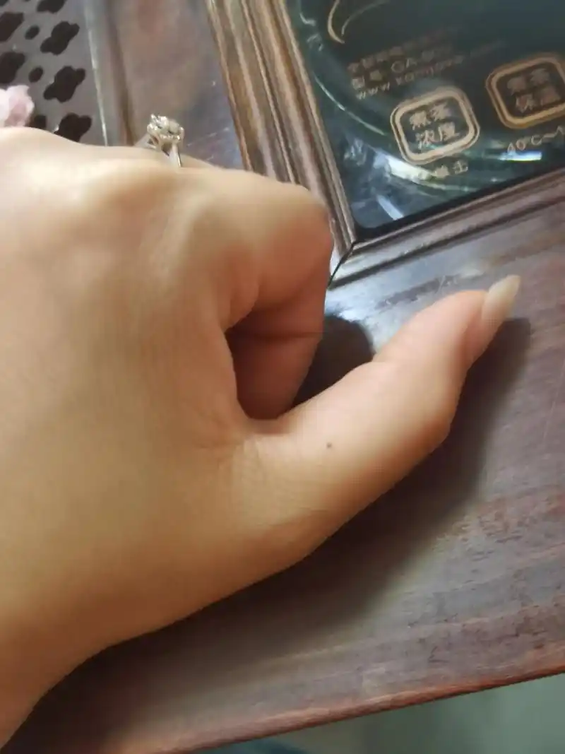 左手拇指突然长了一颗痣,"曾听老人说,左手有痣,代表在爱里被 - 抖音