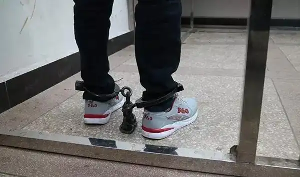 许,在罗平县公安局罗雄派出所内,"脚镣戴起来我都还不明白是怎么回事