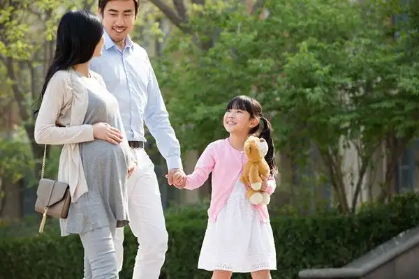 年轻三口之家手牵手走路