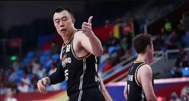 韩德君:篮球情缘辽宁队长生日礼遇