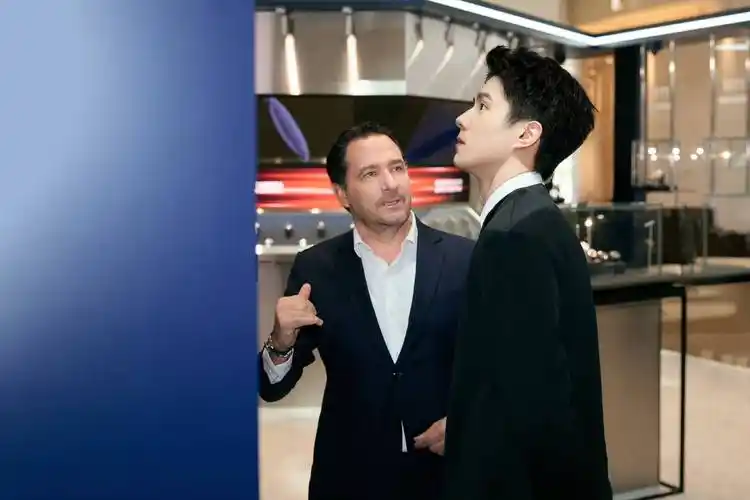 刘昊然黑西装配腕表优雅时尚 自曝喜欢速度感运动