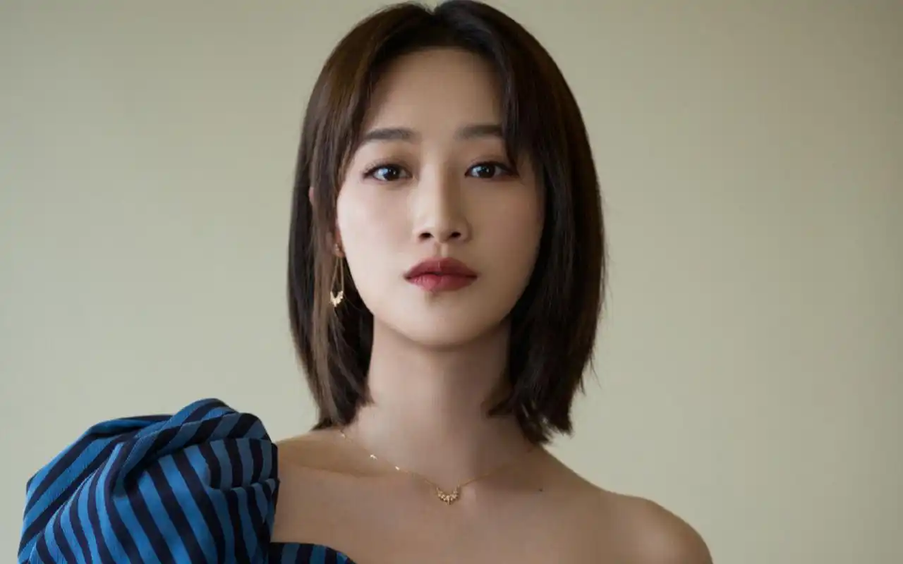 蓝盈莹性感优雅写真桌面壁纸