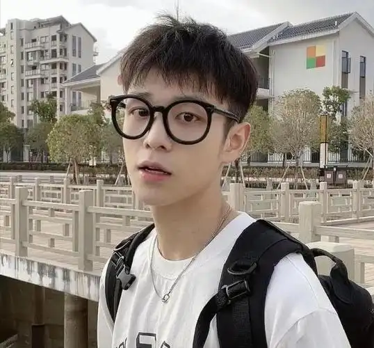 试试这款薄碎盖发型,把头发剪碎打薄,刘海自然垂下,清爽干净的同时,还