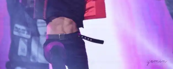 也练出了八块腹肌那么将易烊千玺的八块腹肌和王源的八块腹肌放在一起