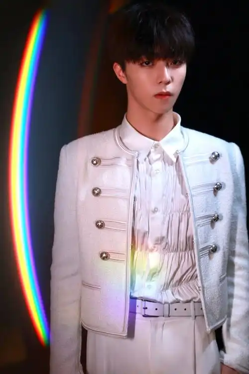 陈立农宫廷风造型帅气图片写真89