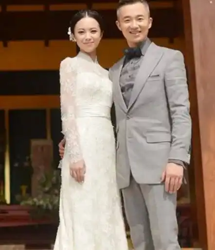 但其实了解程雷的人都知道,才47岁就一头白发,是因为程雷得了白发病