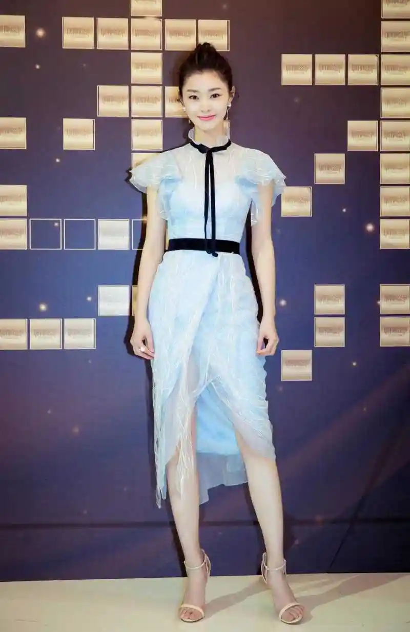 原创宋轶美如初恋女友扎丸子头配一件浅蓝色的薄纱连衣裙优雅迷人