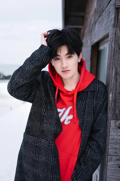 陈哲远青春帅气冬日写真图片