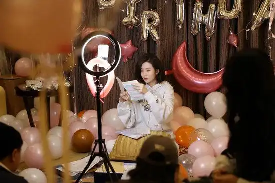 乔欣晒美照为自己庆生 头戴生日帽比v托腮灵动可爱