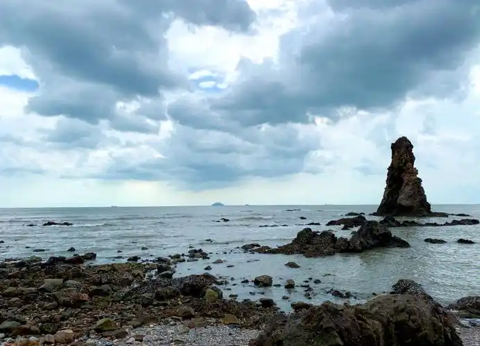 石老人原本是午山脚下的一位勤劳善良的渔民,他与聪明美丽的女儿相依